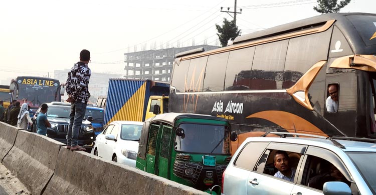 হাদি হত্যার বিচারের দাবিতে ঢাকা-চট্টগ্রাম মহাসড়ক অবরোধ