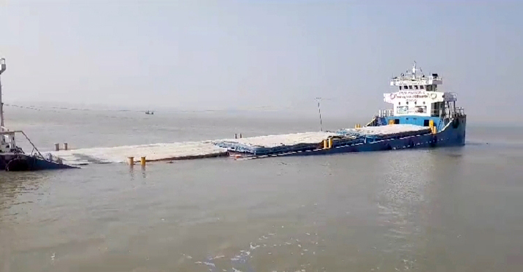 সুন্দরবনে শিবসা নদীতে ফ্লাইঅ্যাশ বোঝাই কার্গো জাহাজডুবি