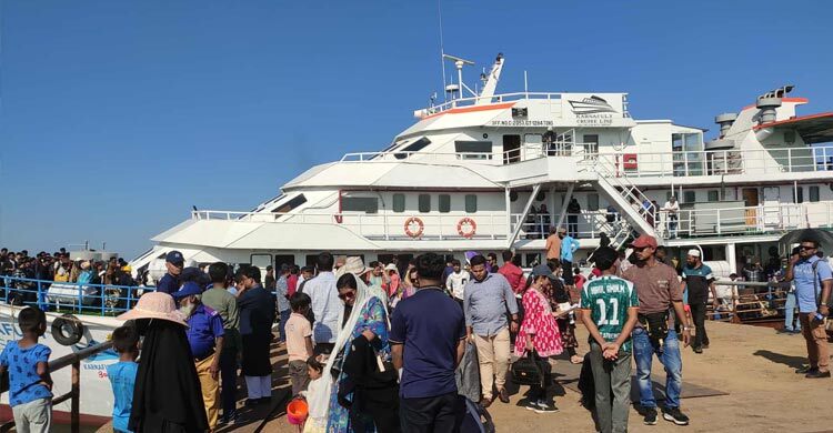 ৯ মাস পর সেন্টমার্টিন গেলো জাহাজ, পর্যটকদের ফুল দিয়ে বরণ