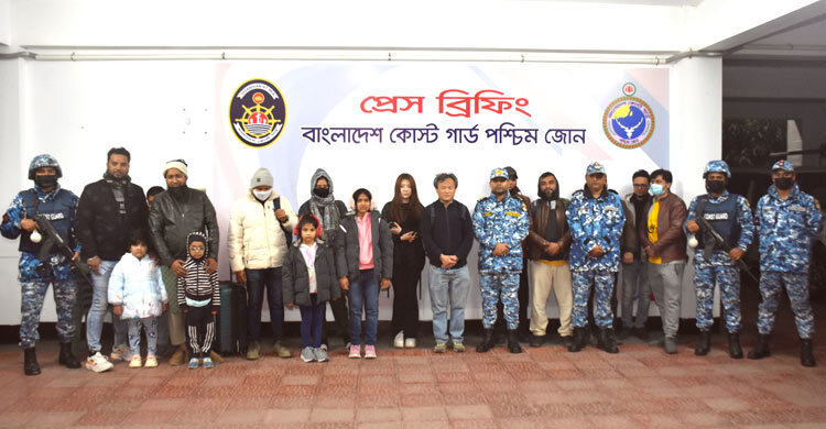 সুন্দরবনে দুর্ঘটনাকবলিত জাহাজ থেকে ৪৪ পর্যটককে উদ্ধার