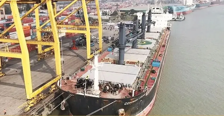 চট্টগ্রাম বন্দরে দুই জাহাজ থেকে খালাস হচ্ছে ৬৮ হাজার টন জ্বালানি