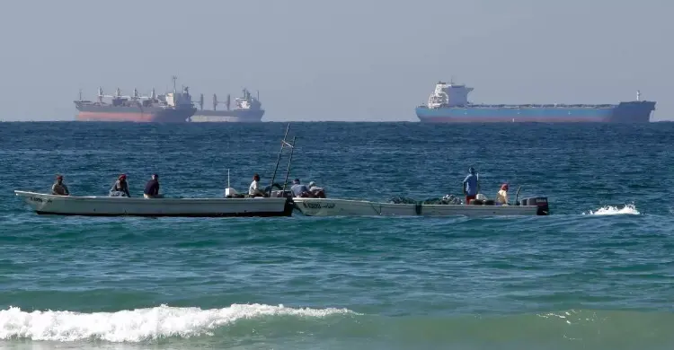 হরমুজে ভারতীয় ট্যাংকারে ইরানের গুলি, পিছু হটলো ২ জাহাজ