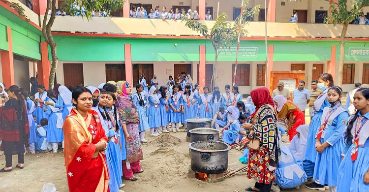 স্কুলে রান্না শিখছে শিক্ষার্থীরা
