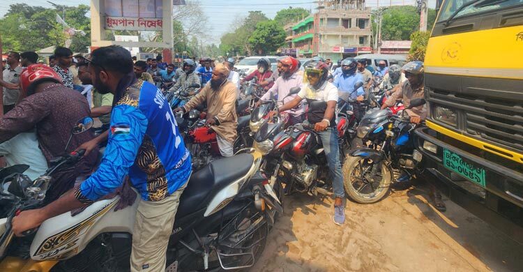 সিরাজগঞ্জে তিন ঘণ্টায় মিলছে ৩০০ টাকার তেল