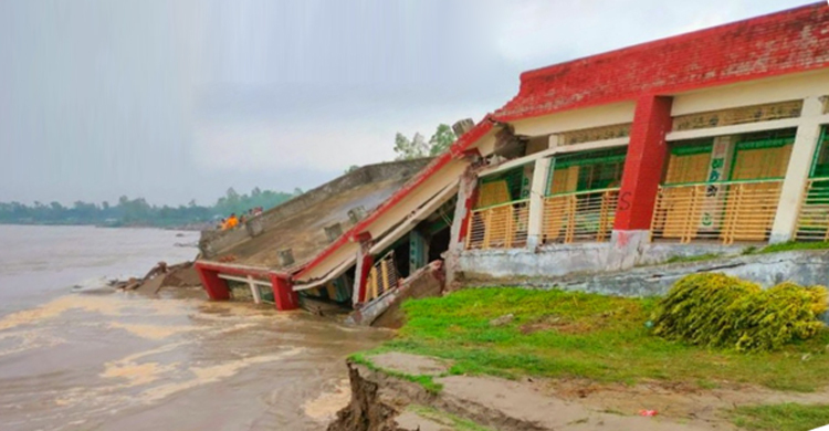 যমুনার ভাঙনে বিলীন স্কুলভবন