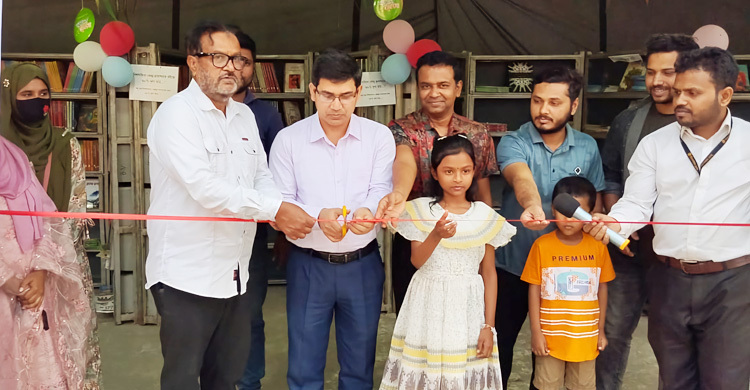 সিরাজগঞ্জে পাঁচদিন ব্যাপী ভ্রাম্যমাণ বইমেলা শুরু