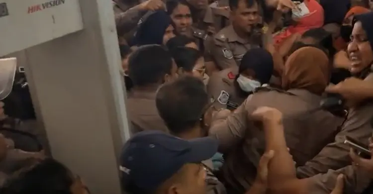 আদালতের সিঁড়িতে লুটিয়ে পড়লেন সাবেক স্পিকার শিরীন শারমিন