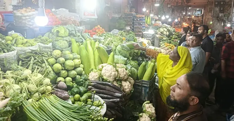 রমজানে চড়া নিত্যপ্রয়োজনীয় পণ্যের দাম, নাকাল ক্রেতারা