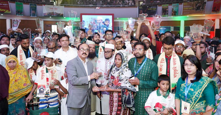 ৮২ শহীদ পরিবার ও ১৪৮৩ জুলাই যোদ্ধাকে ঢাকা জেলা প্রশাসনের সংবর্ধনা
