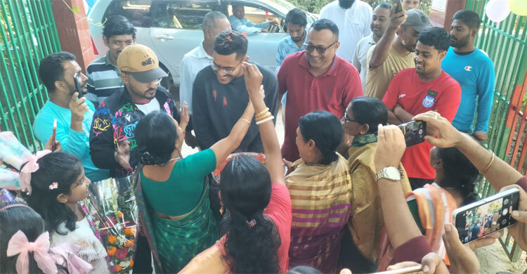 ভারতকে হারিয়ে গ্রামের বাড়িতে জাতীয় দলের ফুটবলার শমিত