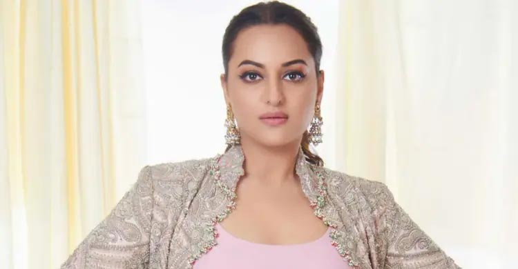 অনুমতি ছাড়া ছবি ব্যবহারে বেজায় চটেছেন সোনাক্ষী