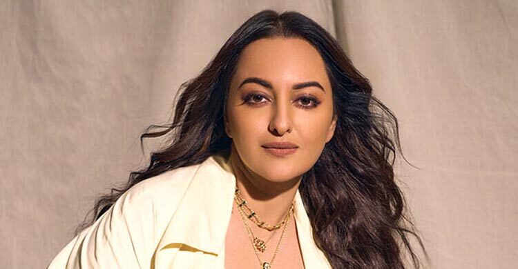 অনুমতি ছাড়া ছবি ব্যবহারে বেজায় চটেছেন সোনাক্ষী