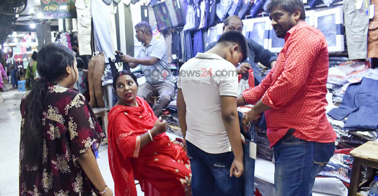 পূজার কেনাকাটা ঘিরে সরগরম রাজধানীর বিপণিবিতান