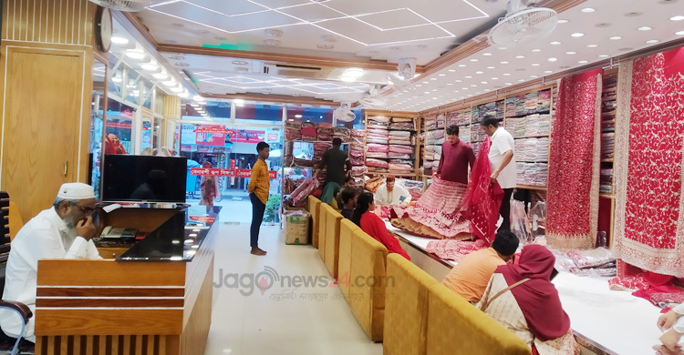 পূজার বাজার: মিরপুর বেনারসি পল্লিতে বেচাকেনা জমজমাট