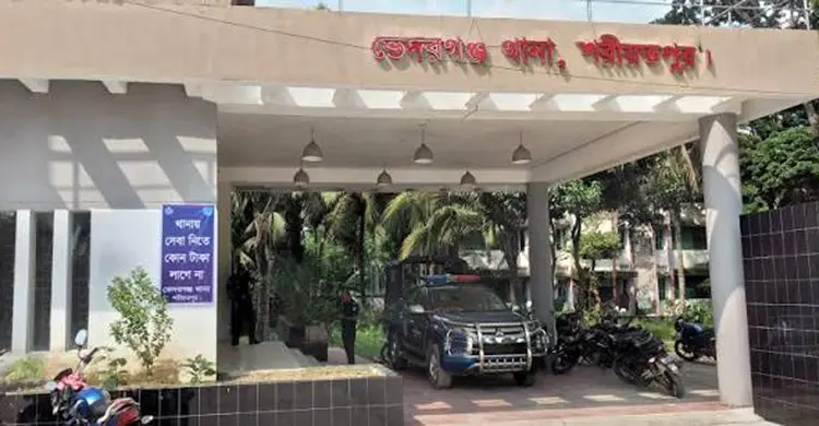 চলন্ত অটোরিকশায় কলেজছাত্রীদের সামনে বিকৃত যৌন হয়রানি