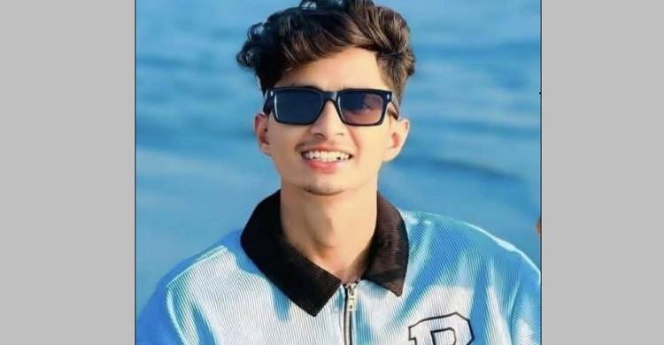 মোটরসাইকেল থেকে সড়কে ছিটকে পড়া যুবককে পিষে গেলো ট্রাক