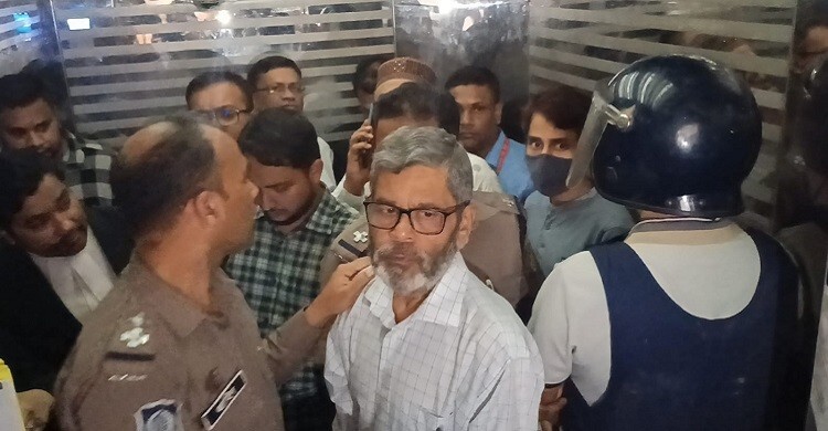 সাংবাদিক শওকত মাহমুদ আরও এক মামলায় গ্রেফতার