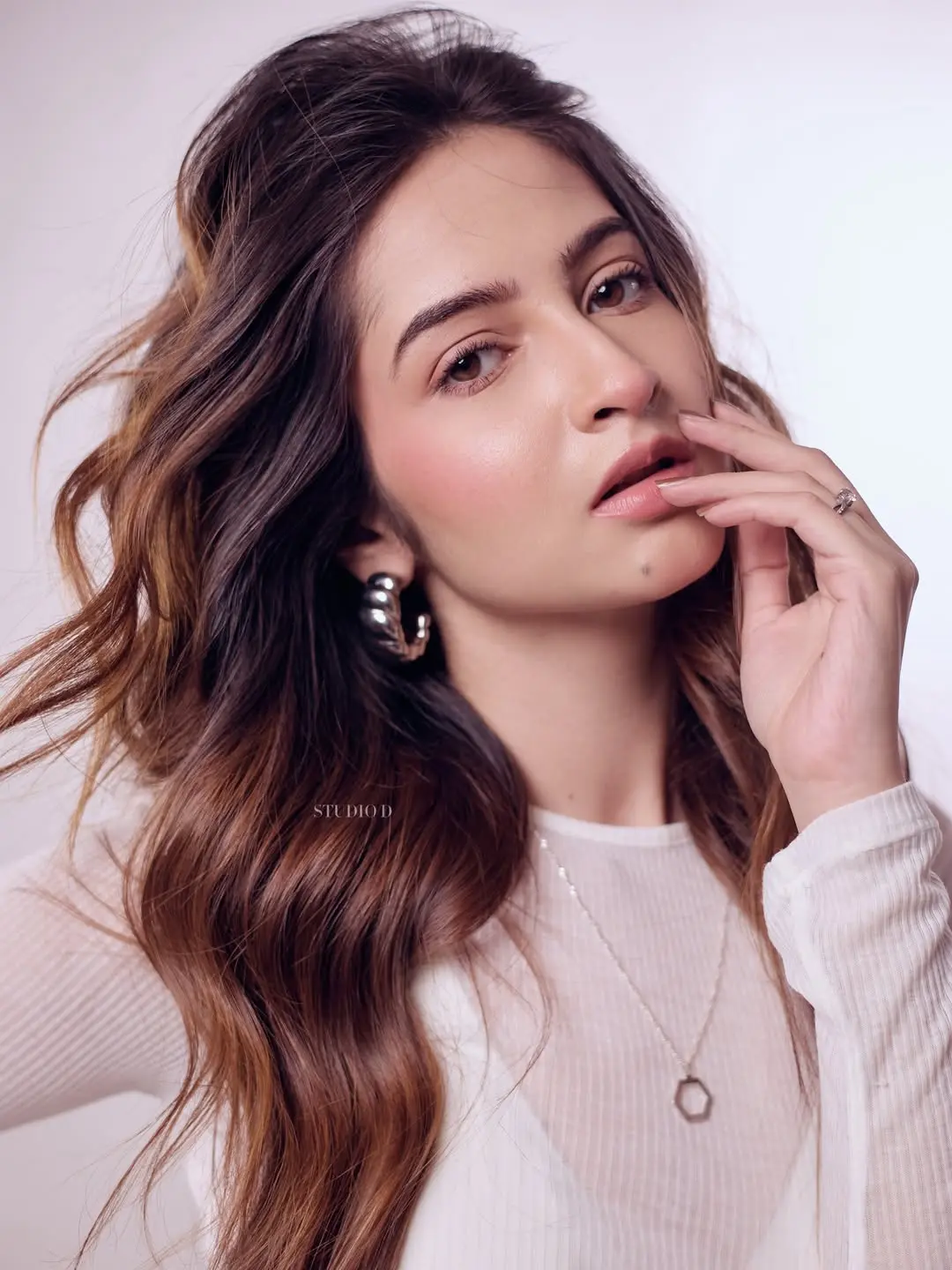 মিনিমাল লুকে নজরকাড়া শ্রীমা