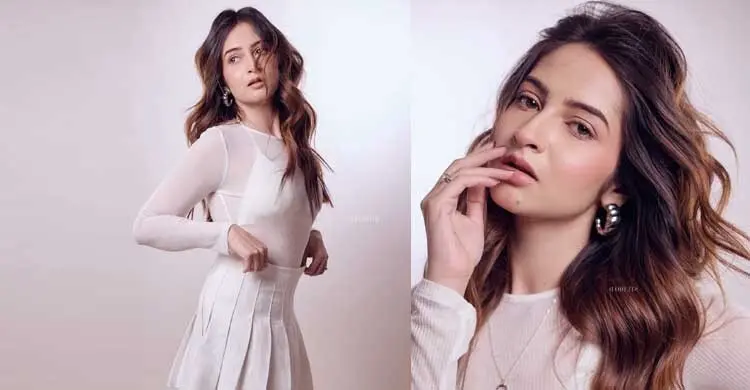 মিনিমাল লুকে নজরকাড়া শ্রীমা