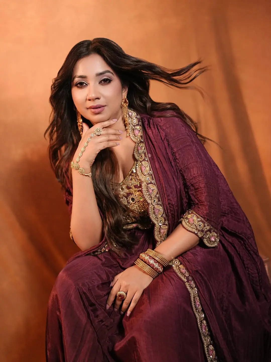 গানের রানির সাজে রাজকীয়তার ছোঁয়া