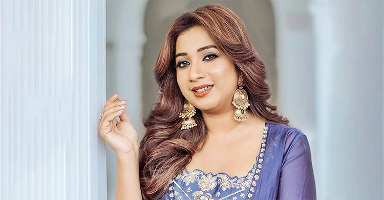 শ্রেয়া ঘোষালের কনসার্টে ব্যাপক ভিড়, দুই দর্শক অসুস্থ