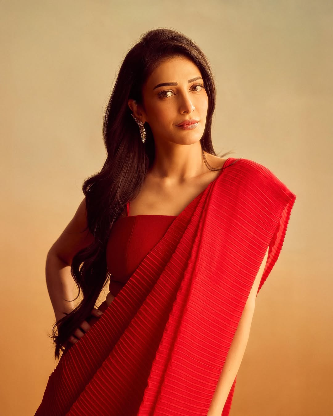 লালের আবেদনে শ্রুতি হাসানের নীরব জাদু