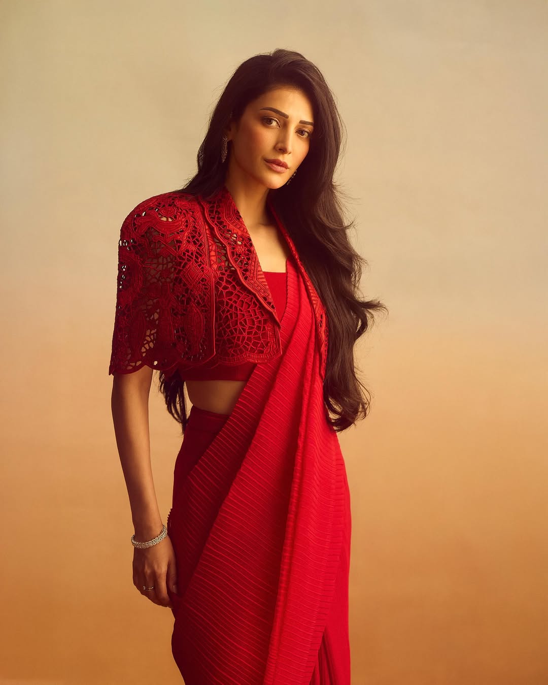 লালের আবেদনে শ্রুতি হাসানের নীরব জাদু