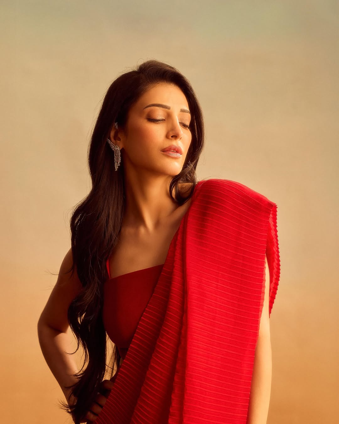 লালের আবেদনে শ্রুতি হাসানের নীরব জাদু