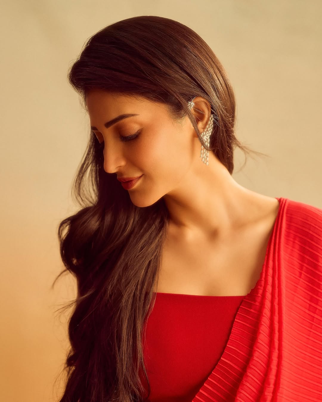 লালের আবেদনে শ্রুতি হাসানের নীরব জাদু