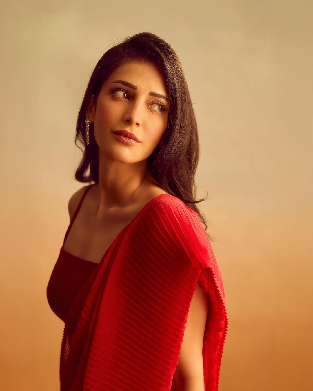 লালের আবেদনে শ্রুতি হাসানের নীরব জাদু