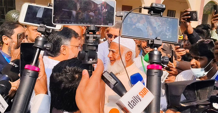 ভোটকেন্দ্রে সৌহার্দ্যের দৃশ্য, জামায়াত আমির-বিএনপি প্রার্থীর আলিঙ্গন