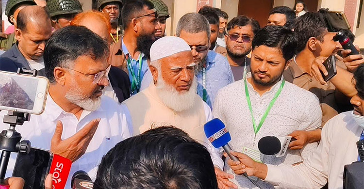 ভোটকেন্দ্রে সৌহার্দ্যের দৃশ্য, জামায়াত আমির-বিএনপি প্রার্থীর আলিঙ্গন