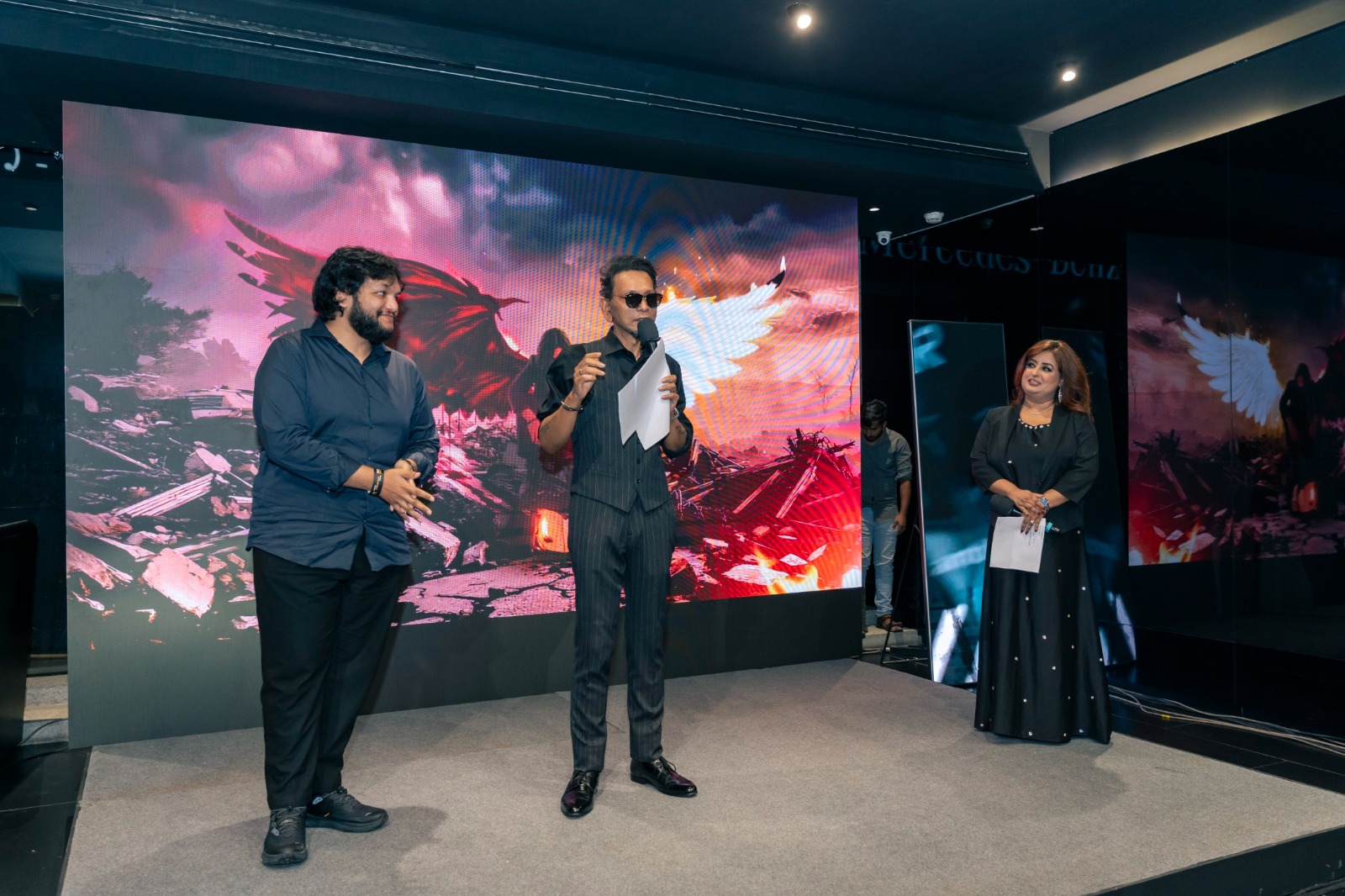 মার্সিডিজের শোরুমে অর্থহীনের ‘সিক্রেট লিসেনিং পার্টি’