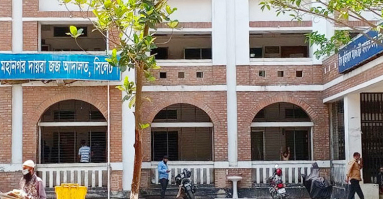 টিকটক তৈরিতে বাধা দেওয়ায় পুলিশকে মারধর