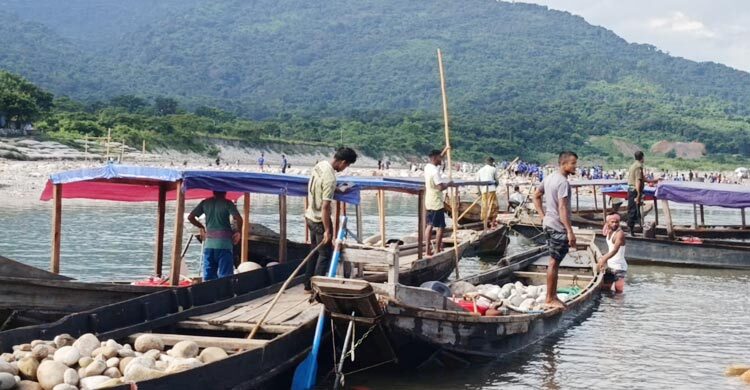 লুট হওয়া ৩৫ হাজার ঘনফুট পাথর জব্দ, ফেলা হচ্ছে সাদা পাথরে
