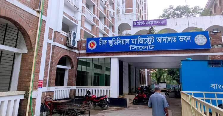 সিলেটে আদালত প্রাঙ্গণে সাংবাদিকের ওপর আসামির হামলা