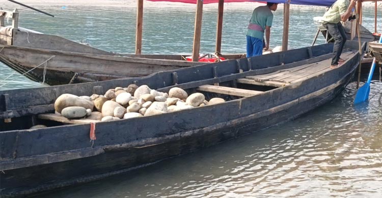 লুট হওয়া ৩৫ হাজার ফুট পাথর জব্দ, ফেলা হচ্ছে সাদা পাথরে