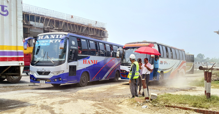 ঈদযাত্রায় ভোগান্তি রোধে মহাসড়কে তৎপর পুলিশ