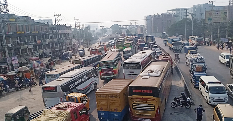 একদিন আগেই ঢাকা-চট্টগ্রাম মহাসড়কে বেড়েছে যানবাহনের চাপ