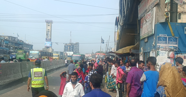 ঢাকা-চট্টগ্রাম মহাসড়কে যাত্রীর ভিড়ে দেখা মিলছে না বাসের