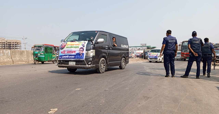 আওয়ামী লীগের ব্যানার টানানো গাড়ি দেখলেই ছেড়ে দিচ্ছে পুলিশ