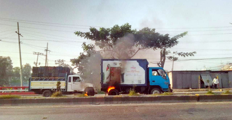 বন্দর উপজেলায় দুই গাড়িতে আগুন
