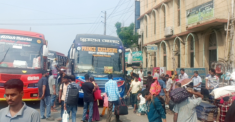 ঢাকা-চট্টগ্রাম মহাসড়কে যাত্রীর ভিড়ে দেখা মিলছে না বাসের