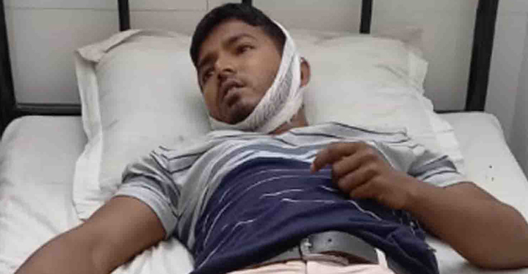 বাকি না দেওয়ায় দোকানিকে কুপিয়ে জখম