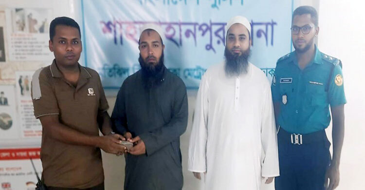 কুড়িয়ে পাওয়া ৫০ হাজার টাকা মালিককে ফিরিয়ে দিলেন এসআই