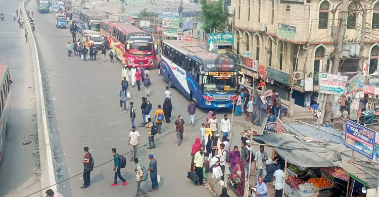 ঢাকা-চট্টগ্রাম মহাসড়কে যাত্রীর ভিড়ে দেখা মিলছে না বাসের
