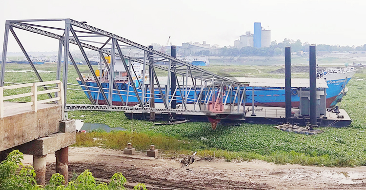 ৩ মাস ধরে ভিড়ছে না জাহাজ, জমেছে কচুরিপানা