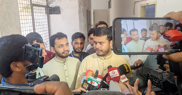 ভোটার লাইনে ছাত্রদলের স্লিপ বিতরণের অভিযোগ শিবিরের প্রার্থীদের