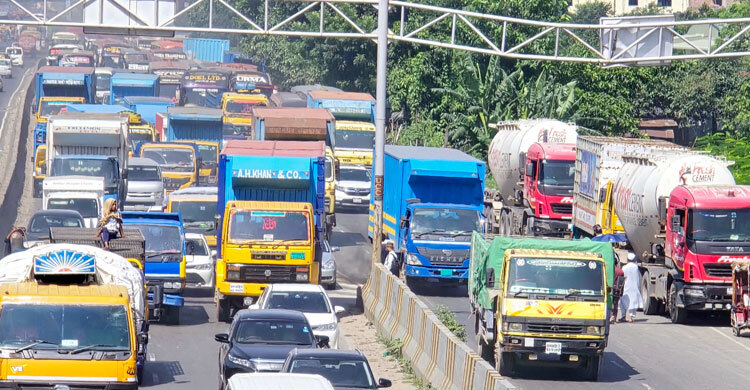 ঢাকা-চট্টগ্রাম ও ঢাকা-সিলেট মহাসড়কে তীব্র যানজট