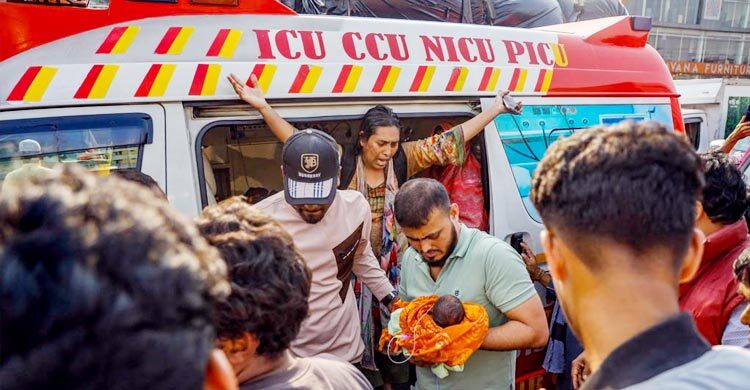 অবরোধে আটকা অ্যাম্বুলেন্স, নবজাতককে বাঁচাতে স্বজনের আহাজারি
